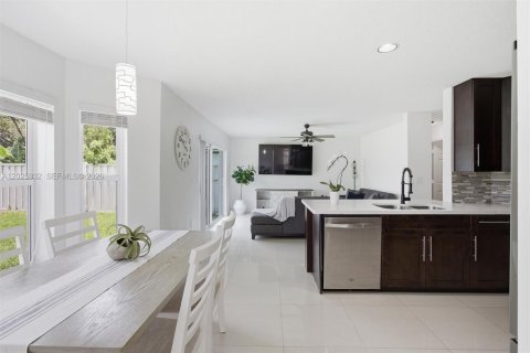 Villa ou maison à vendre à Weston, Floride: 4 chambres, 238.02 m2 № 2146469 - photo 15