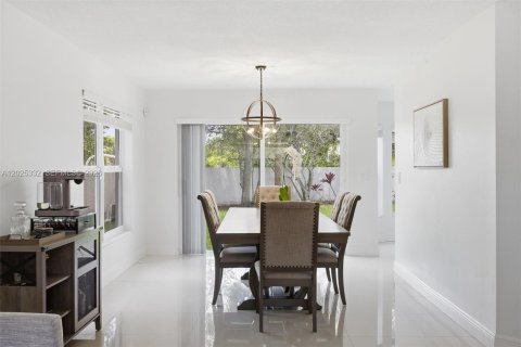 Villa ou maison à vendre à Weston, Floride: 4 chambres, 238.02 m2 № 2146469 - photo 5