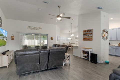 House in Weeki Wachee, Florida 4 bedrooms, 177.44 sq.m. № 1827084 - photo 11