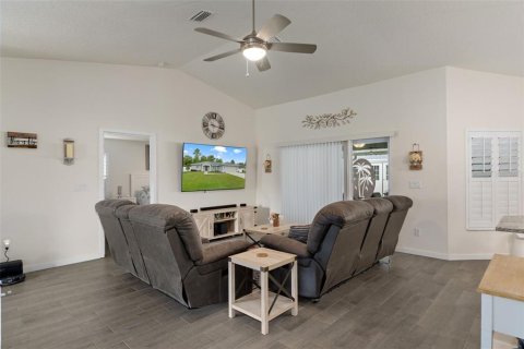 House in Weeki Wachee, Florida 4 bedrooms, 177.44 sq.m. № 1827084 - photo 12