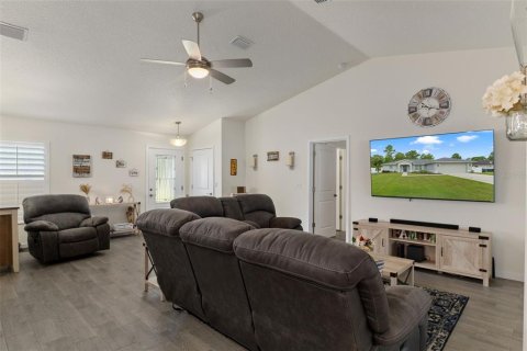 House in Weeki Wachee, Florida 4 bedrooms, 177.44 sq.m. № 1827084 - photo 13