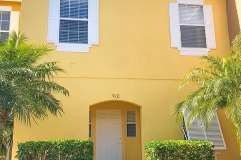 Adosado en Kissimmee, Florida 3 dormitorios, 120.77 m2 № 2166754