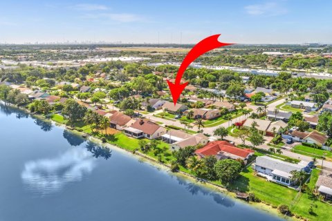 Casa en venta en Pembroke Pines, Florida, 3 dormitorios, 138.52 m2 № 1185505 - foto 1