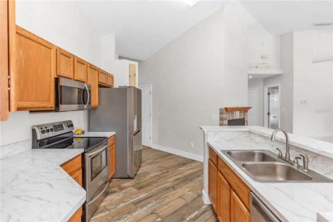 House in Osteen, Florida 4 bedrooms, 193.7 sq.m. № 2239238 - photo 3