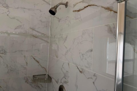 Снять в аренду виллу или дом в Киссимми, Флорида 4 спальни, 167.22м2, № 2167178 - фото 15