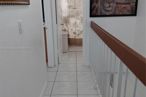 Townhouse in Sweetwater, Florida 3 bedrooms, 137.87 sq.m. № 1762796 - photo 14