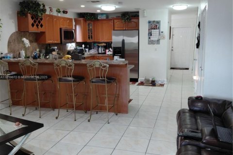Townhouse in Sweetwater, Florida 3 bedrooms, 137.87 sq.m. № 1762796 - photo 8
