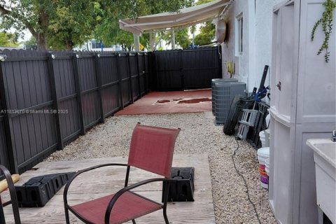 Townhouse in Sweetwater, Florida 3 bedrooms, 137.87 sq.m. № 1762796 - photo 19
