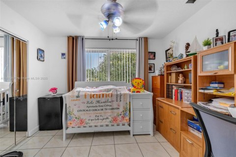 Townhouse in Sweetwater, Florida 3 bedrooms, 137.87 sq.m. № 1762796 - photo 25