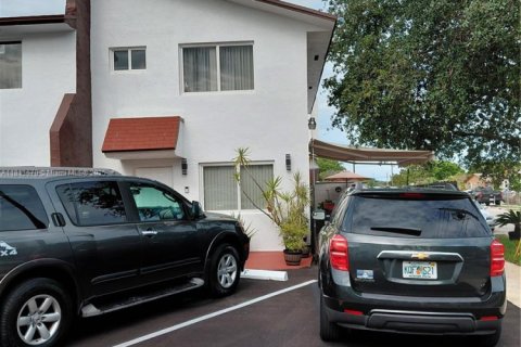 Townhouse in Sweetwater, Florida 3 bedrooms, 137.87 sq.m. № 1762796 - photo 1
