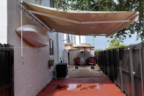 Townhouse in Sweetwater, Florida 3 bedrooms, 137.87 sq.m. № 1762796 - photo 3