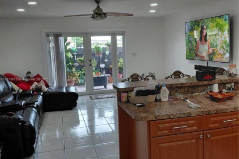 Townhouse in Sweetwater, Florida 3 bedrooms, 137.87 sq.m. № 1762796 - photo 7