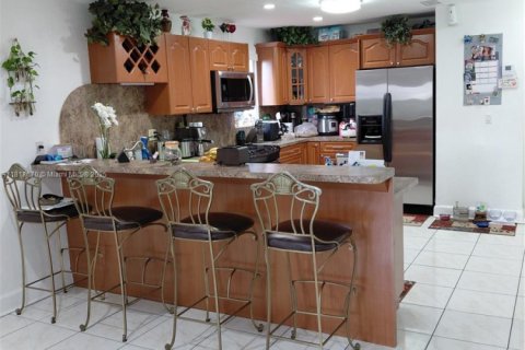 Townhouse in Sweetwater, Florida 3 bedrooms, 137.87 sq.m. № 1762796 - photo 6