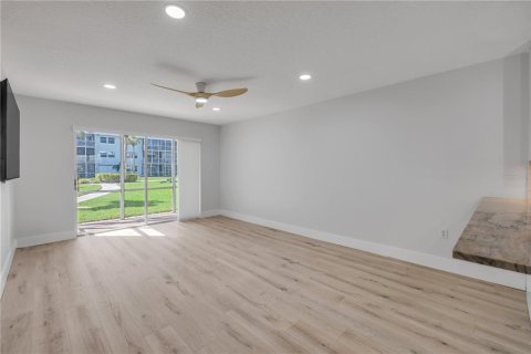 Condo in New Smyrna Beach, Florida, 2 bedrooms  № 1722791 - photo 14