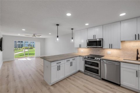Condo in New Smyrna Beach, Florida, 2 bedrooms  № 1722791 - photo 11