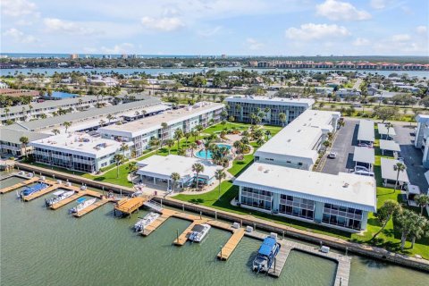 Condo in New Smyrna Beach, Florida, 2 bedrooms  № 1722791 - photo 1