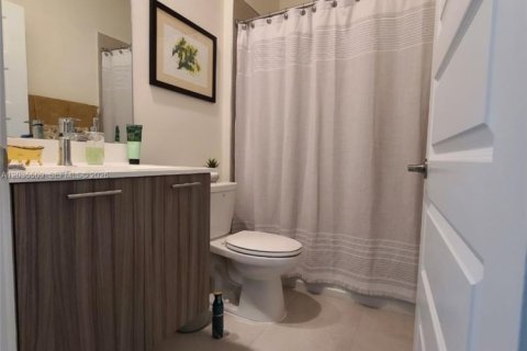 Copropriété à louer à Doral, Floride: 3 chambres, 104.42 m2 № 2084320 - photo 13