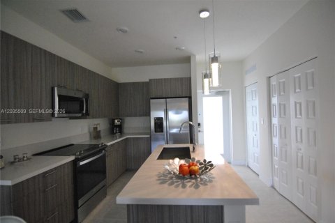 Copropriété à louer à Doral, Floride: 3 chambres, 104.42 m2 № 2084320 - photo 6