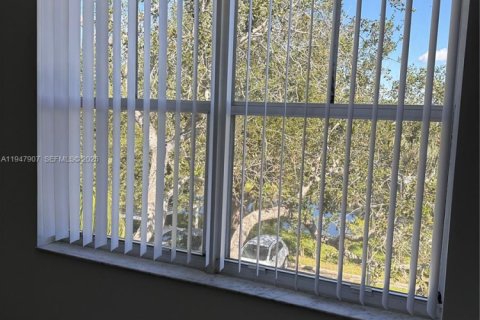 Купить кондоминиум в Пемброк-Пайнс, Флорида 2 спальни, 92.9м2, № 2003974 - фото 19