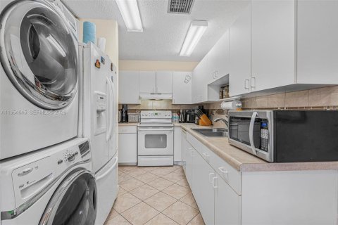 Condo in Delray Beach, Florida, 2 bedrooms  № 2008411 - photo 9