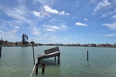Casa en Madeira Beach, Florida 2 dormitorios, 115.2 m2 № 2135365
