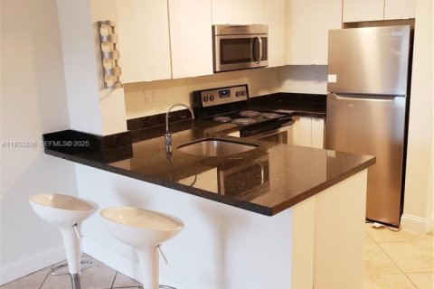 Condominio en alquiler en Miami, Florida, 2 dormitorios, 79.8 m2 № 1991985 - foto 2