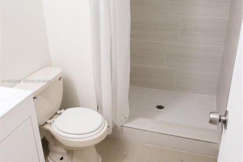Condominio en alquiler en Miami, Florida, 2 dormitorios, 79.8 m2 № 1991985 - foto 12