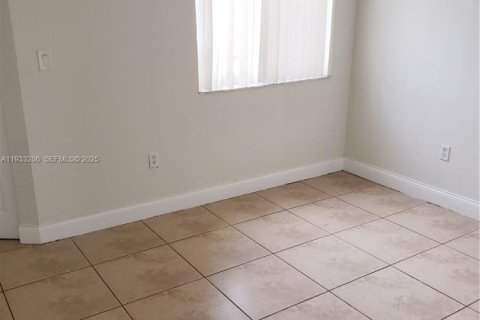 Condominio en alquiler en Miami, Florida, 2 dormitorios, 79.8 m2 № 1991985 - foto 13