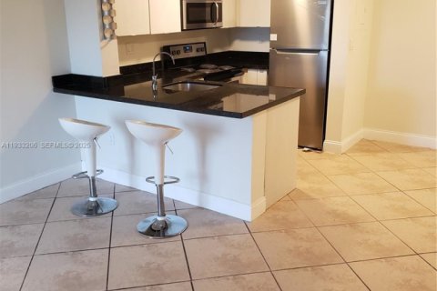 Condominio en alquiler en Miami, Florida, 2 dormitorios, 79.8 m2 № 1991985 - foto 3