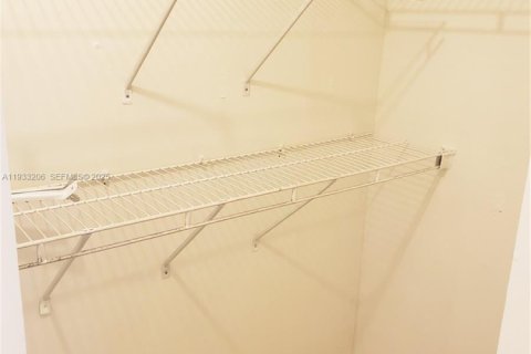 Condominio en alquiler en Miami, Florida, 2 dormitorios, 79.8 m2 № 1991985 - foto 16