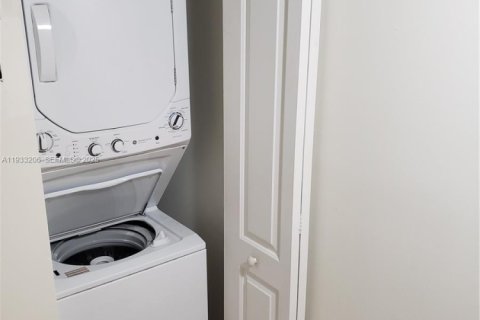 Condominio en alquiler en Miami, Florida, 2 dormitorios, 79.8 m2 № 1991985 - foto 8