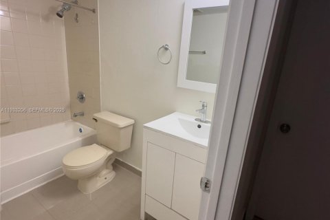 Condominio en alquiler en Miami, Florida, 2 dormitorios, 79.8 m2 № 1991985 - foto 17