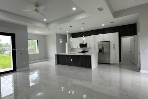 House in Lehigh Acres, Florida 3 bedrooms, 147.53 sq.m. № 1856856 - photo 6