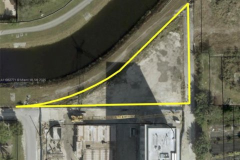 Commercial property in Miami, Florida № 2076734