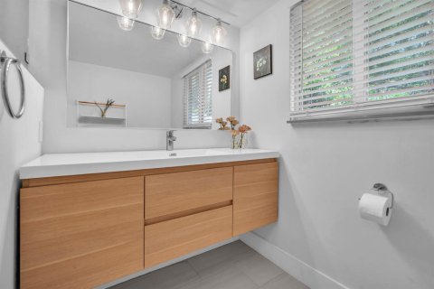 House in South Miami, Florida 2 bedrooms, 140.84 sq.m. № 2279055 - photo 12