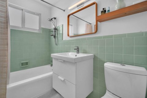 House in South Miami, Florida 2 bedrooms, 140.84 sq.m. № 2279055 - photo 16