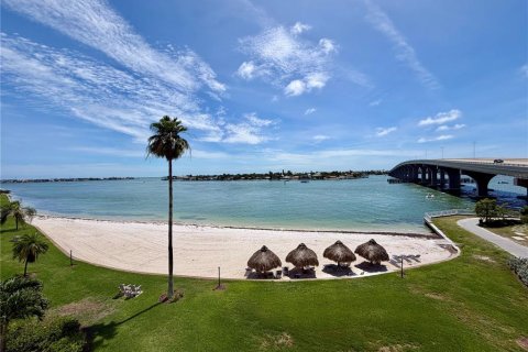 Condo in Saint Petersburg, Florida, 2 bedrooms  № 2280032