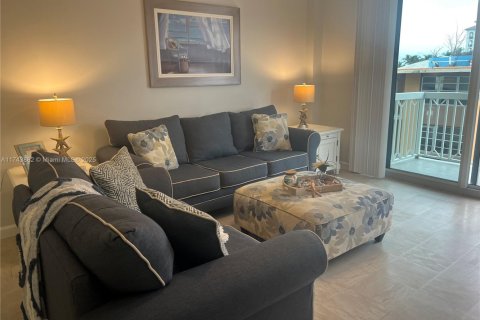 Condo in Palm Beach Shores, Florida, 1 bedroom  № 2021106 - photo 15