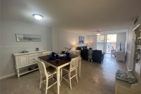 Condo in Palm Beach Shores, Florida, 1 bedroom  № 2021106 - photo 22