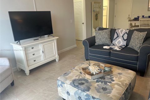 Condo in Palm Beach Shores, Florida, 1 bedroom  № 2021106 - photo 25