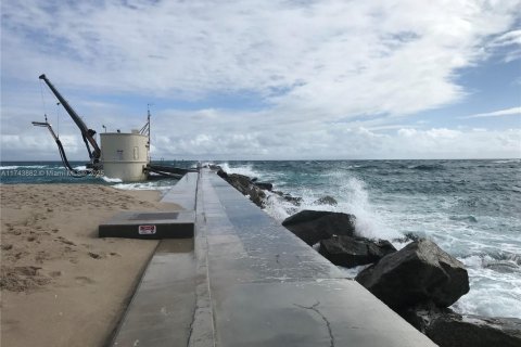 Condo in Palm Beach Shores, Florida, 1 bedroom  № 2021106 - photo 19