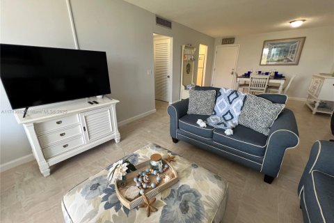 Condo in Palm Beach Shores, Florida, 1 bedroom  № 2021106 - photo 16