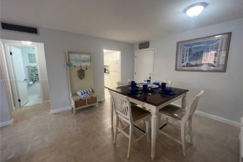 Condo in Palm Beach Shores, Florida, 1 bedroom  № 2021106 - photo 24