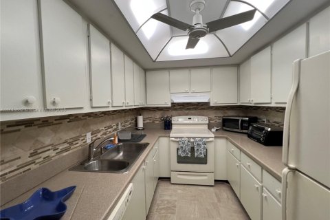 Condo in Palm Beach Shores, Florida, 1 bedroom  № 2021106 - photo 11