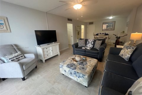 Condo in Palm Beach Shores, Florida, 1 bedroom  № 2021106 - photo 26