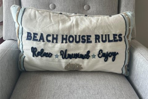 Condo in Palm Beach Shores, Florida, 1 bedroom  № 2021106 - photo 12