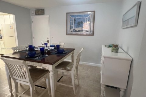 Condo in Palm Beach Shores, Florida, 1 bedroom  № 2021106 - photo 23