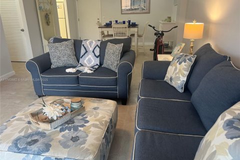 Condo in Palm Beach Shores, Florida, 1 bedroom  № 2021106 - photo 14