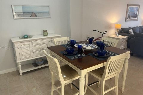 Condo in Palm Beach Shores, Florida, 1 bedroom  № 2021106 - photo 8