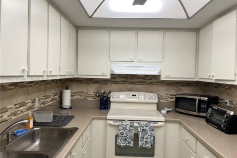 Condo in Palm Beach Shores, Florida, 1 bedroom  № 2021106 - photo 10